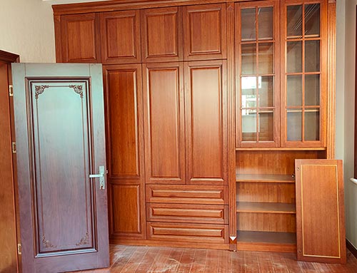 邯山中式家庭装修里定制的实木衣柜效果图